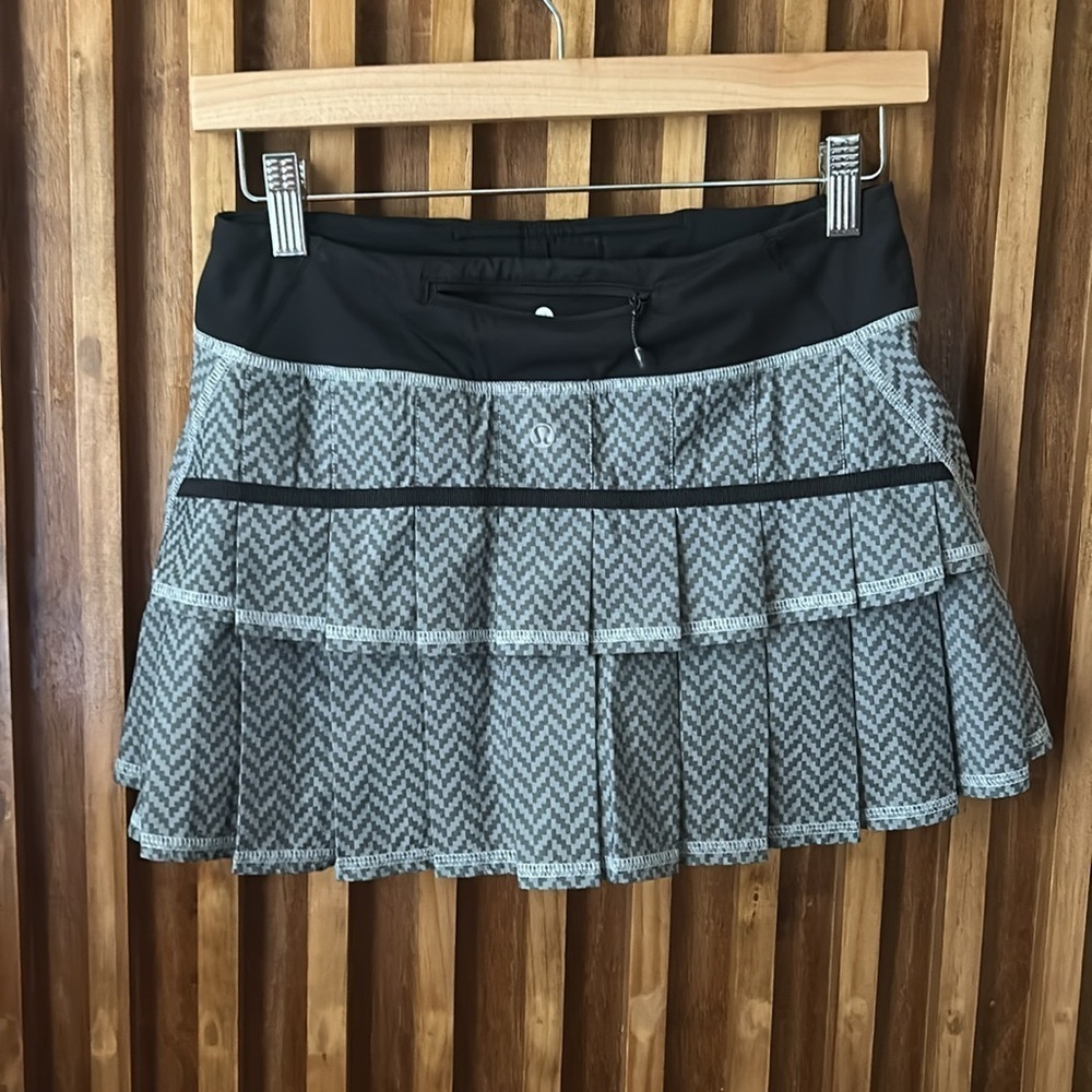 LULULEMON Pace Setter Elastic Waist Pull-on Skort. Size 4 - Picture 4 of 8